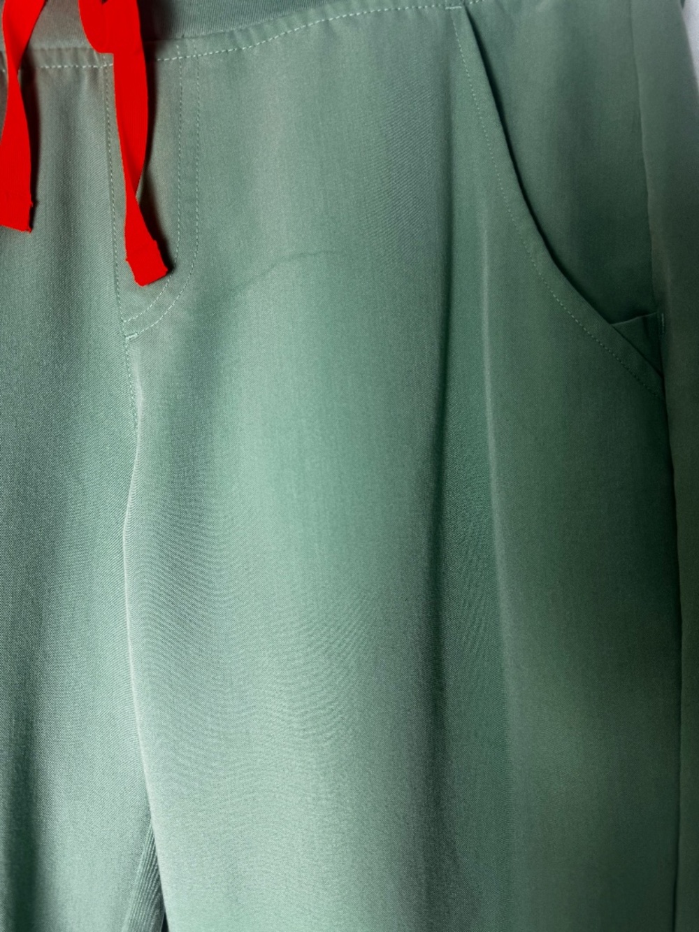 FIGS Jade Catarina Scrub Top Zamora Joggers Set Medium Green Nurse Scrubs - Picture 11 of 14
